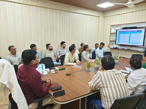 मुख्यमंत्री पुष्कर सिंह धामी के दिशा-निर्देशों के क्रम में प्रधानमंत्री आवास योजना (शहरी) के अंतर्गत संचालित आवासीय परियोजनाओं की प्रगति की समीक्षा के लिए आज सचिव आवास डॉ. आर. राजेश कुमार की अध्यक्षता में बैठक आयोजित की गई