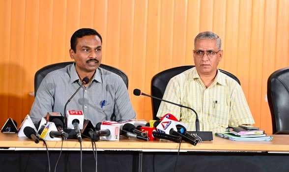 भारत निर्वाचन आयोग द्वारा जारी निर्देशों के क्रम में मुख्य निर्वाचन अधिकारी डॉ बी वी आर सी पुरुषोत्तम के नेतृत्व में उत्तराखण्ड में विशेष गहन पुनरीक्षण कार्यक्रम के प्रथम चरण पूर्ण होने के बाद ड्राफ्ट मतदाता सूची का दिनांक 14 जुलाई 2026 को प्रकाशन कर दिया गया है
