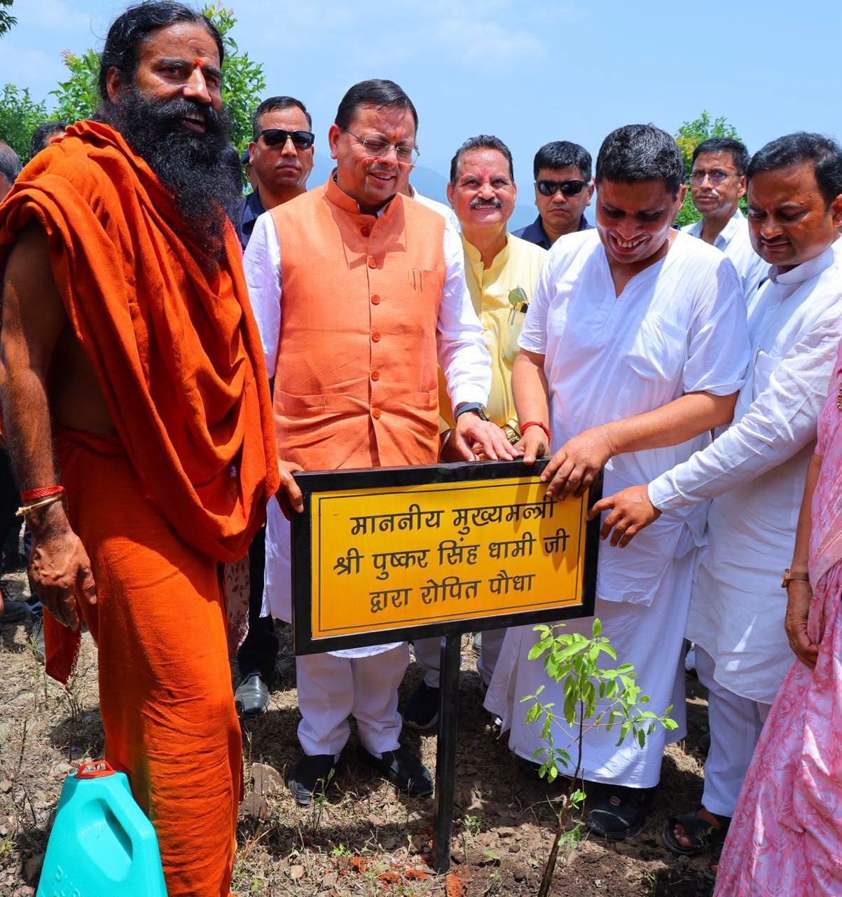 हरेला पर्व के उपलक्ष्य में मुख्यमंत्री पुष्कर सिंह धामी ने आज जनपद पौड़ी गढ़वाल के यमकेश्वर विकासखंड स्थित मालाग्राम पहुंचकर सघन पौधरोपण कार्यक्रम में प्रतिभाग किया
