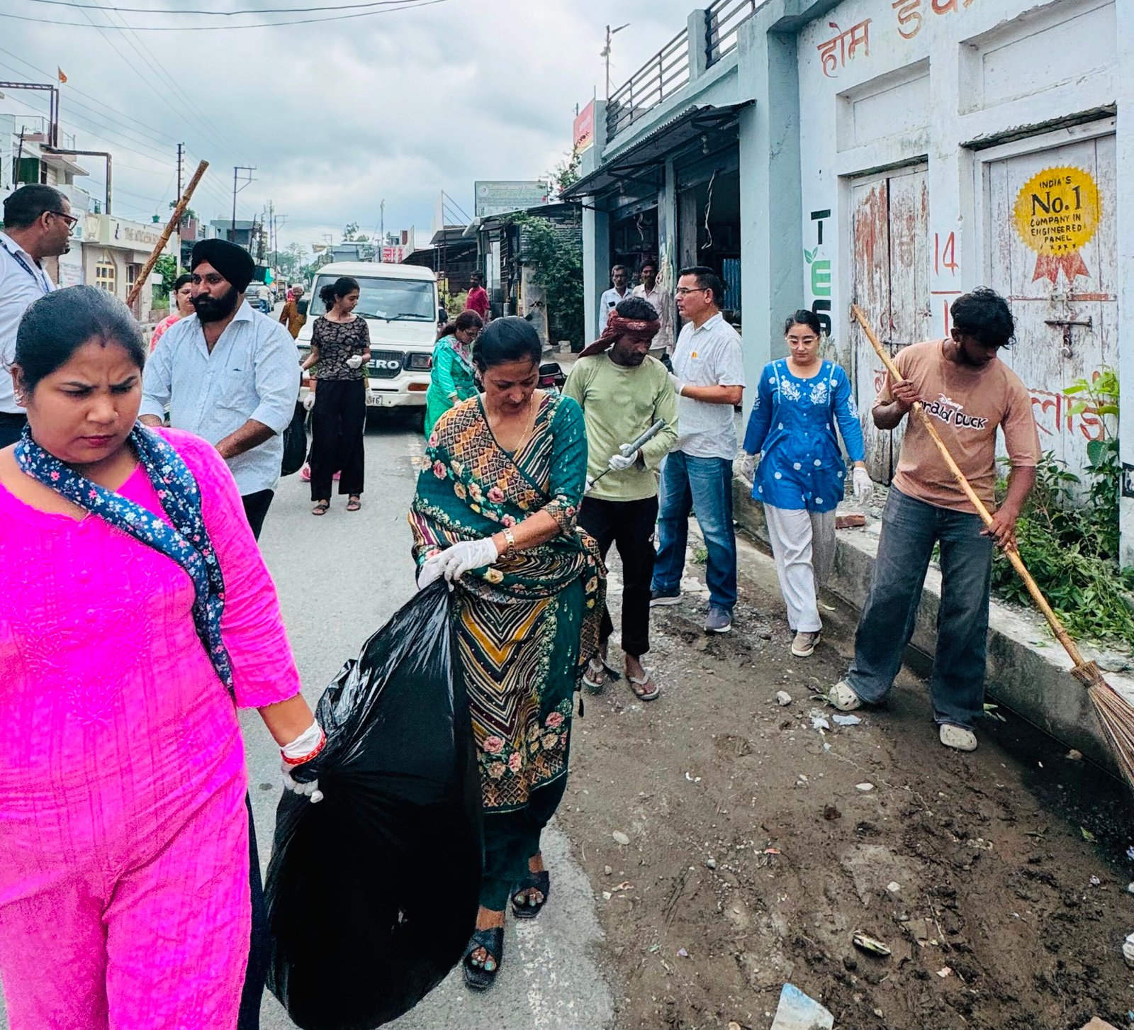 स्वच्छता पखवाड़ा को जनआंदोलन बनाने की पहल, स्पर्श हिमालय विश्वविद्यालय ने ग्राम जीवनवाला से किया शुभारंभ