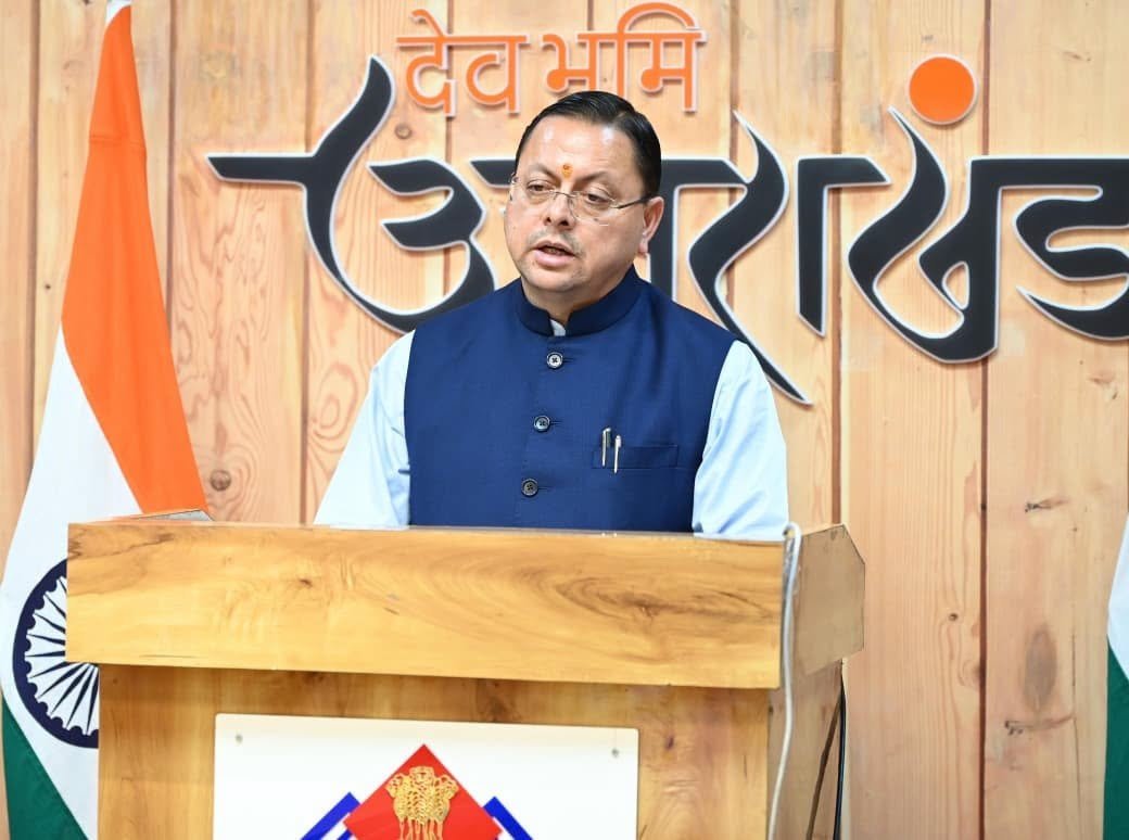 मुख्यमंत्री पुष्कर सिंह धामी ने मुख्यमंत्री आवास सभागार से तराई पश्चिमी वन प्रभाग, रामनगर के फांटो जोन में आयोजित नेचर गाइड प्रशिक्षित युवाओं को रोजगार पंजीकरण प्रमाण-पत्र वितरण कार्यक्रम में वर्चुअल माध्यम से प्रतिभाग किया