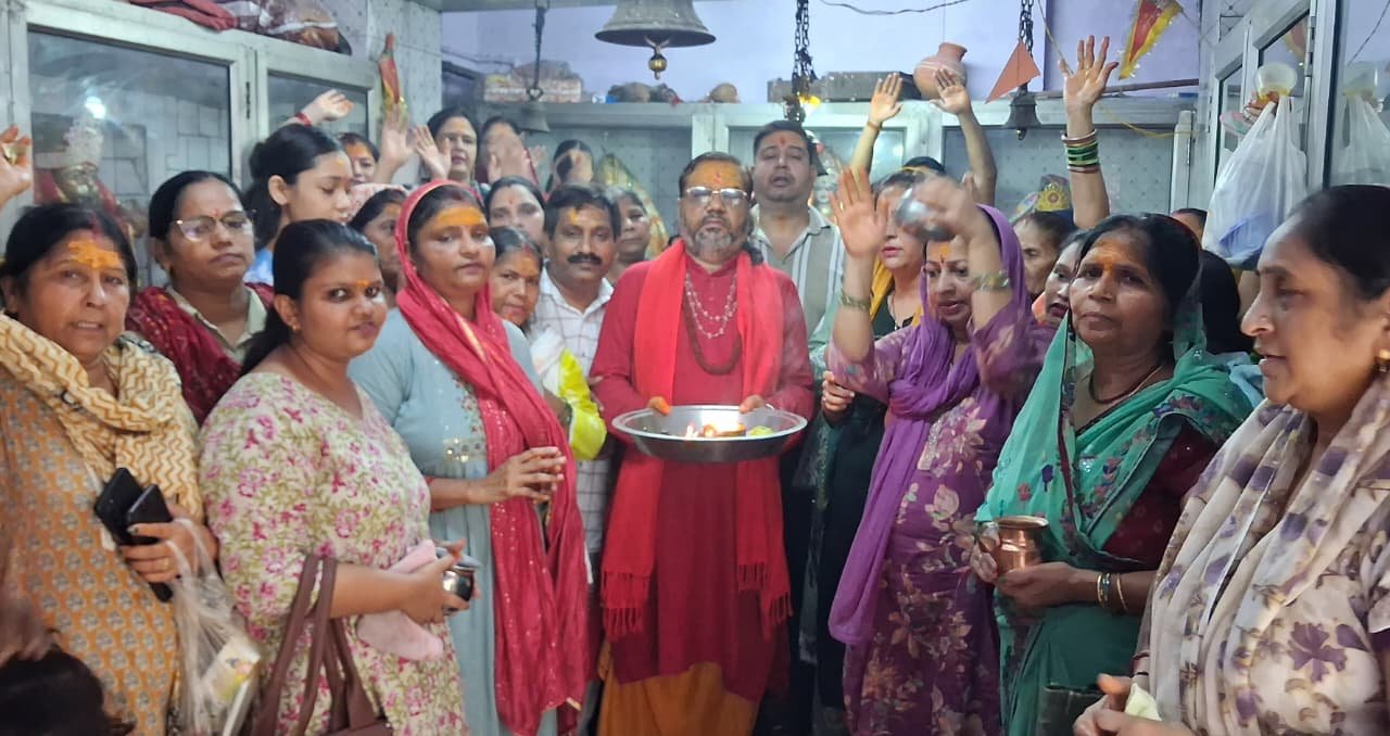 राष्ट्र कल्याण एवं विश्व शांति के लिए विशेष रुद्राभिषेक कर आचार्य रमेश सेमवाल जी महाराज ने की जनकल्याण की कामना,बड़ी संख्या में भक्तजन रहे मौजूद 