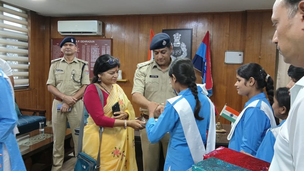 एसएसपी प्रमेन्द्र डोभाल और एसपी सिटी जया बलूनी को डीएवी की छात्राओं ने बांधी राखी