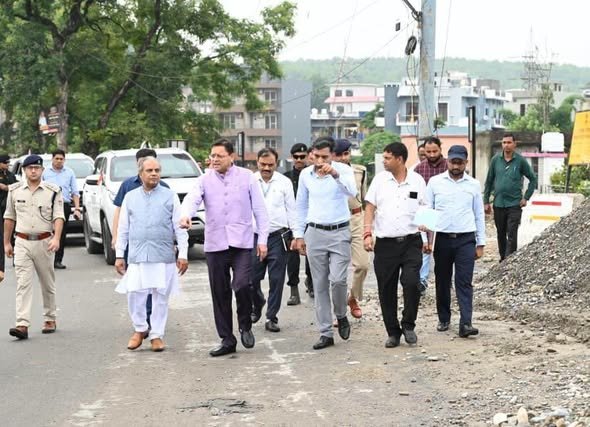 12 घंटे में नंदा की चौकी पुल की एप्रोच रोड का पुनर्निर्माण, मुख्यमंत्री धामी ने किया निरीक्षण