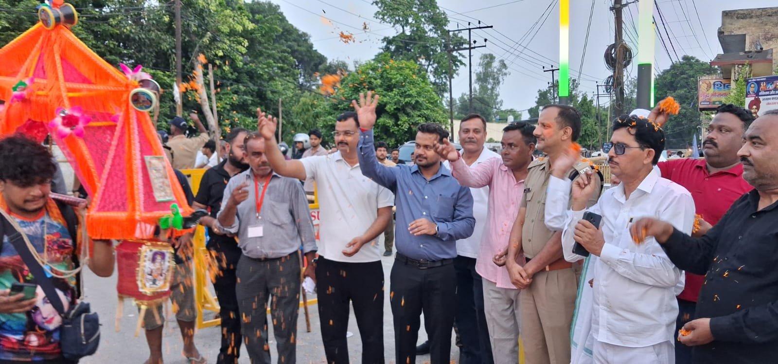शिवभक्तों पर पुष्पवर्षा कर मुस्लिम समुदाय के लोगों ने किया अभिनंदन,ज्वाईंट मजिस्ट्रेट व एसपी देहात रहे मौजूद