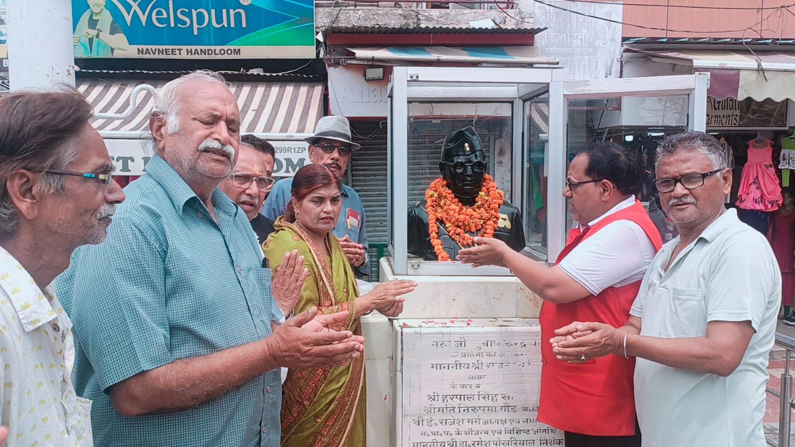 महान क्रांतिकारी नेताजी सुभाष चंद्र बोस की प्रतिमा पर पुष्पांजलि अर्पित कर दी गई श्रद्धांजलि,नवीन कुमार जैन एडवोकेट रहे मौजूद