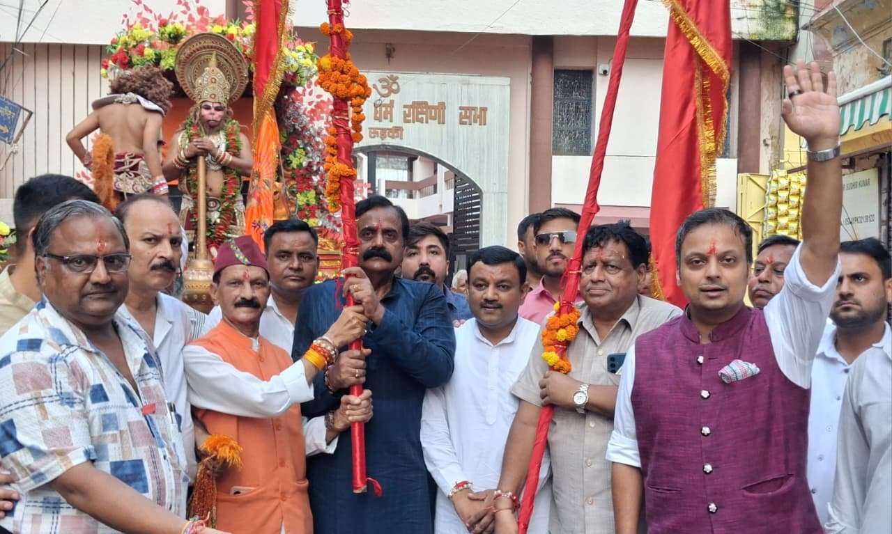 नगर की सबसे पुरानी श्रीरामलीला समिति (बीटी) ने 107-वीं रामलीला के शुभारंभ से पूर्व निकाली श्री हनुमान जी की भव्य पताका शोभायात्रा