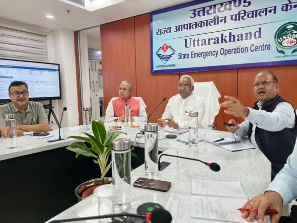 आपदा प्रबंधन एवं पुनर्वास मंत्री मदन कौशिक ने आज राज्य आपातकालीन परिचालन केंद्र (SEOC) पहुंचकर उत्तराखण्ड में स्थित ग्लेशियर झीलों की स्थिति तथा संभावित जोखिम की विस्तृत जानकारी ली