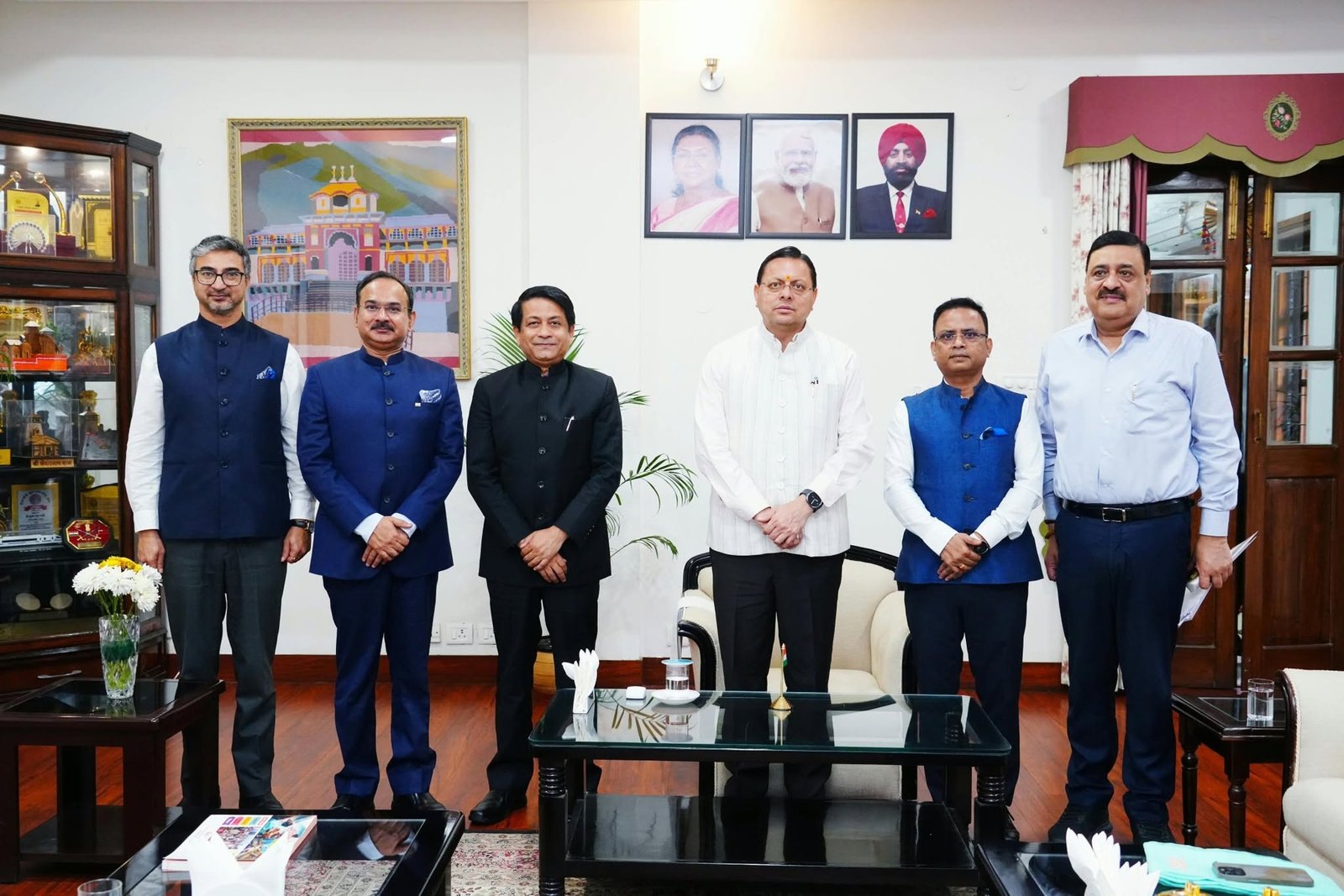 मुख्यमंत्री  पुष्कर सिंह धामी से  मुख्यमंत्री आवास में जमैका में भारत के उच्चायुक्त मयंक जोशी, इथियोपिया में भारत के राजदूत देवेश उत्तम एवं जाम्बिया में भारत के उच्चायुक्त आलोक रंजन झा ने भेंट की