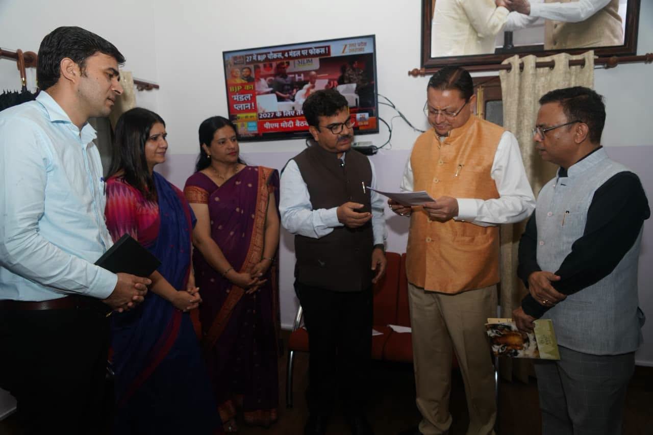 मुख्यमंत्री पुष्कर सिंह धामी से आज मुख्यमंत्री कैंप कार्यालय स्थित मुख्य सेवक सदन में विभिन्न कर्मचारी संगठनों के प्रतिनिधिमंडलों ने भेंट की