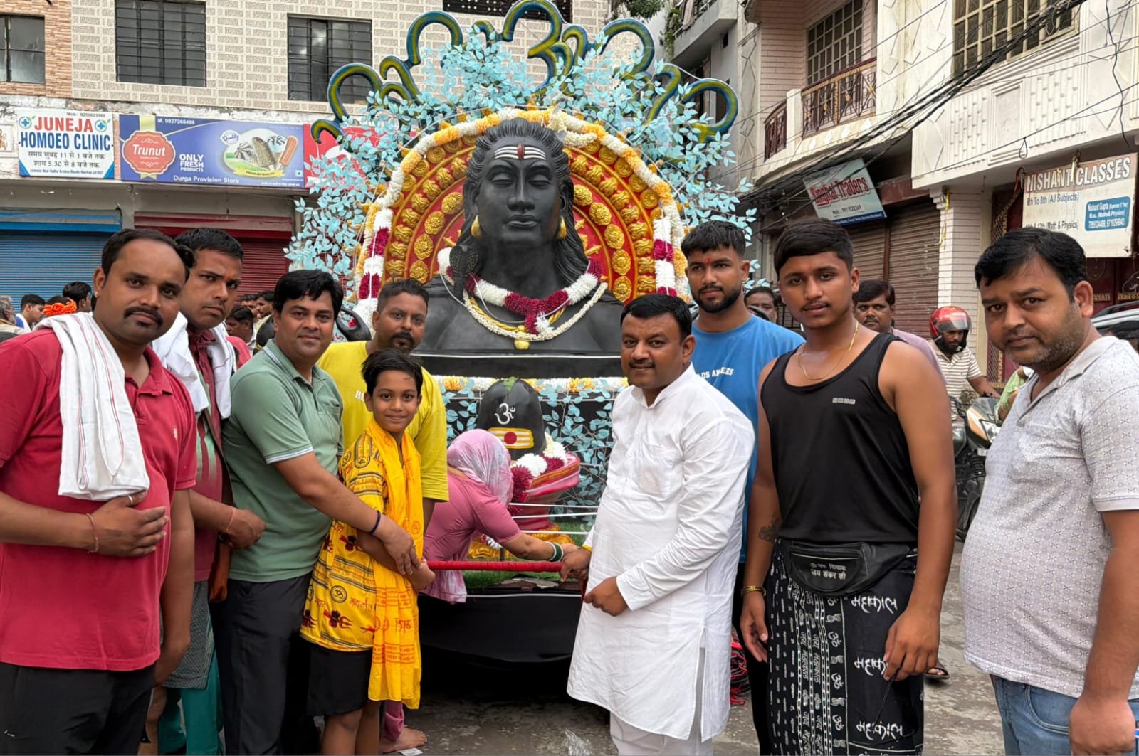 श्रीराधा कृष्ण मंदिर से विशाल भव्य कांवड़ यात्रा का फीता काट पूर्व मेयर गौरव गोयल ने किया रवाना,कल महाशिवरात्रि पर्व पर किया जाएगा जलाभिषेक