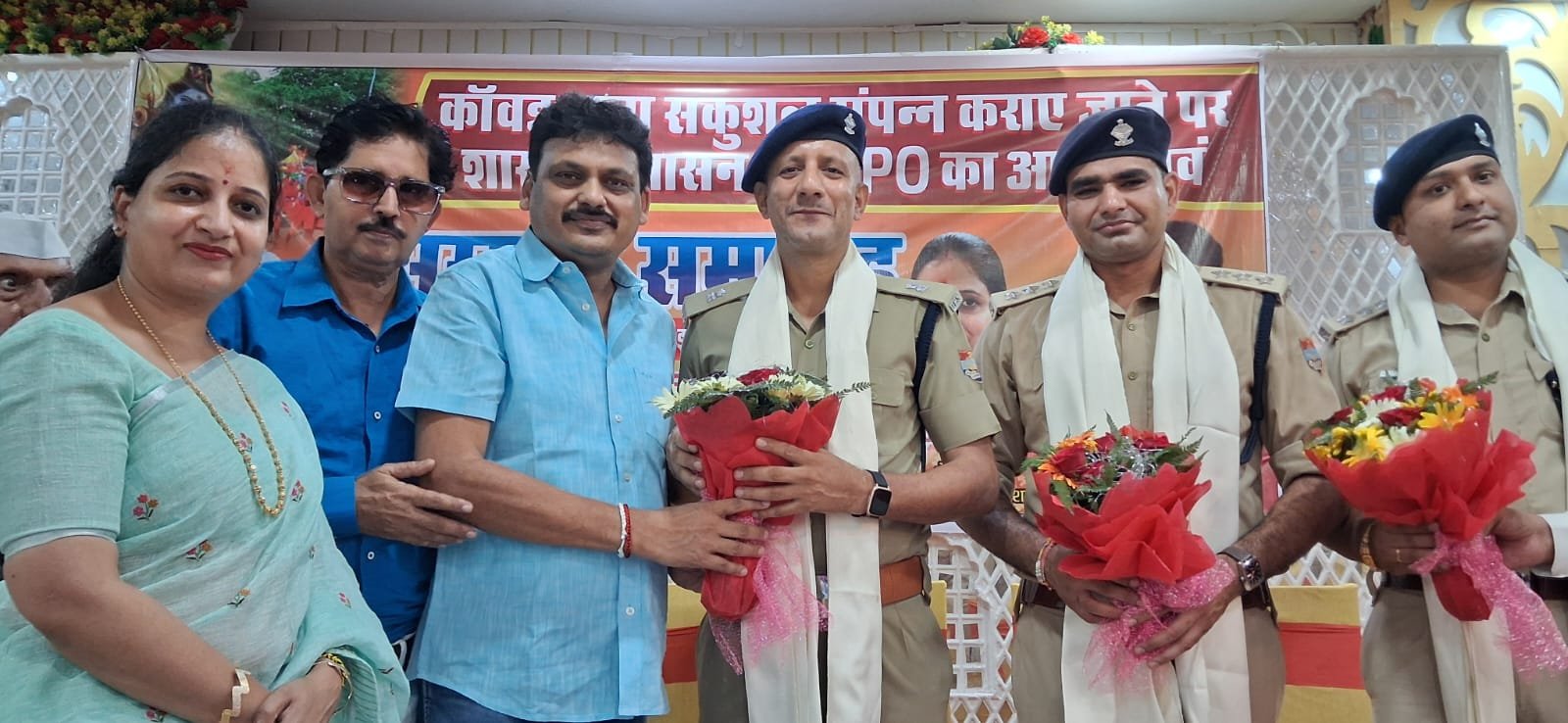 कांवड़ यात्रा सकुशल संपन्न कराने पर पुलिस अधिकारियों और एसपीओ का वरिष्ठ समाजसेवी सचिन गुप्ता व पूजा गुप्ता द्वारा किया गया सम्मान