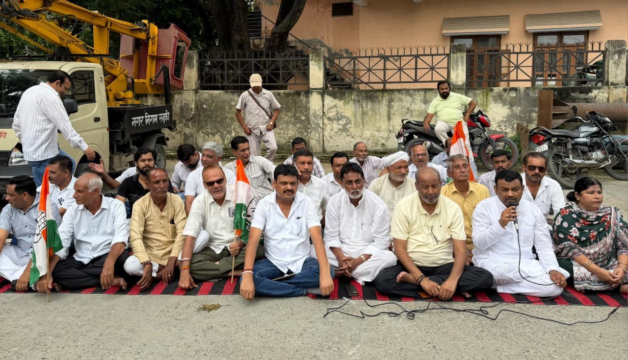 गणेशपुर में धंस रही सड़कों व मकानों में आ रही दरारों को लेकर महानगर कांग्रेस ने जल संस्थान पर धरना दिया