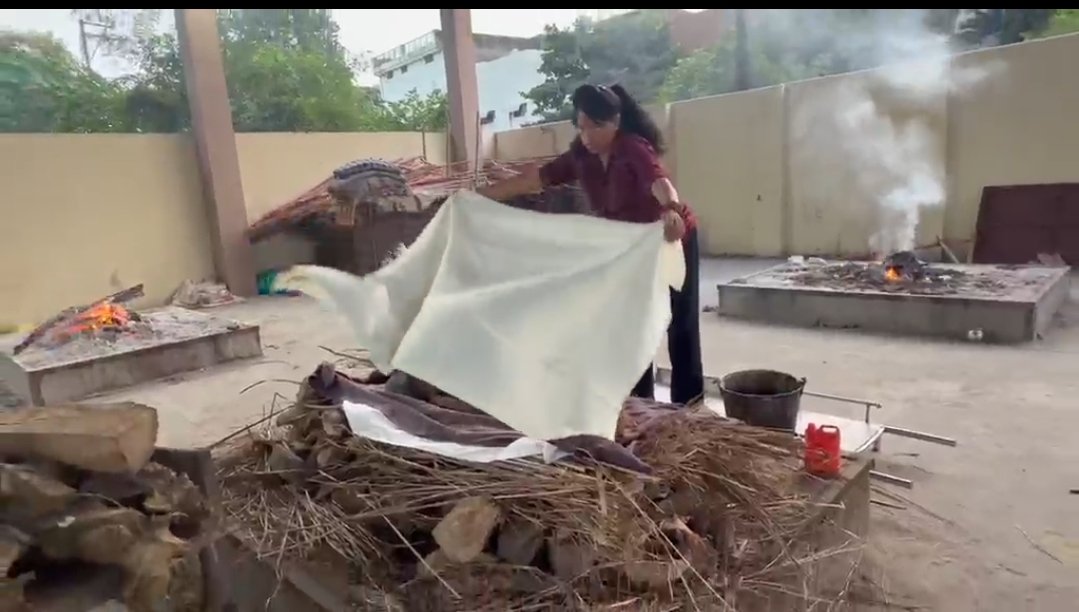क्रांतिकारी शालू सैनी ने सड़क पर पड़े बुजुर्ग मृतक की बेटी बनकर दी मुखाग्नि, छः हजार से अधिक लावारिस मृतकों की वारिस बन अंतिम विदाई देने वाली क्रांतिकारी शालू सैनी ने फिर निभाया बेटी का धर्म