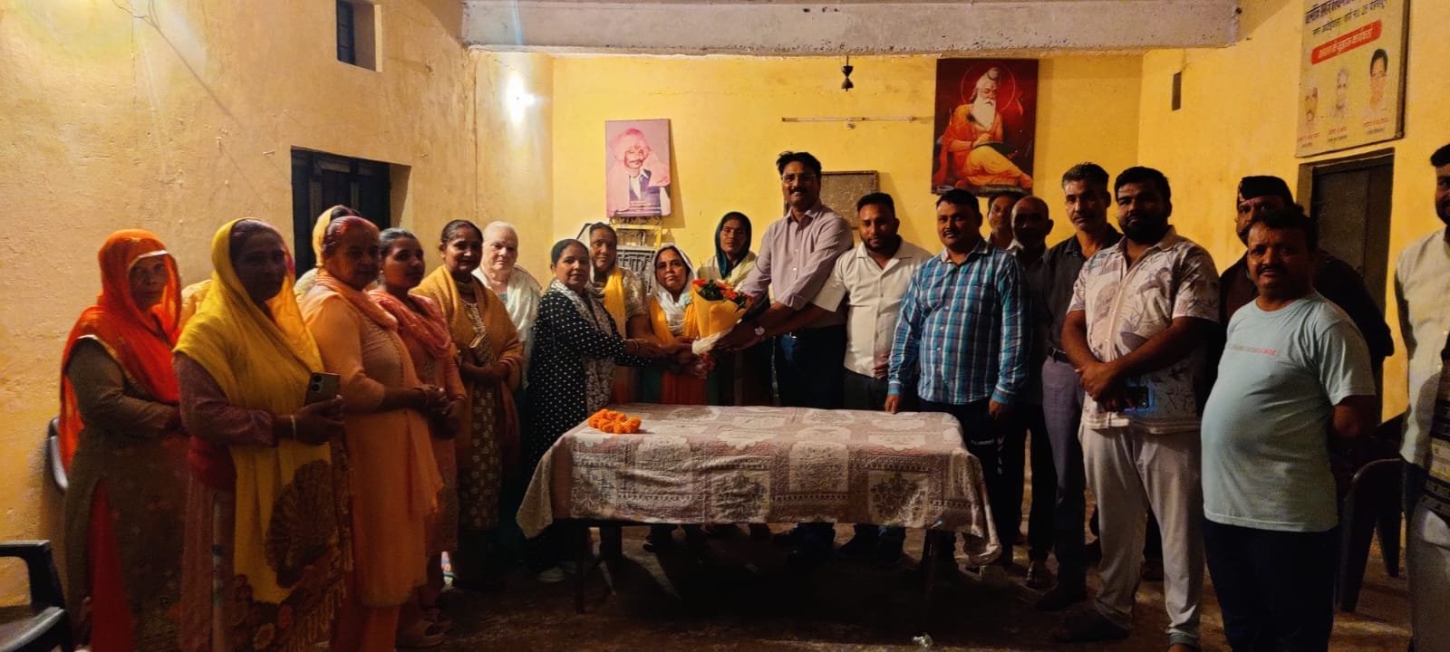 सहस्रधारा रोड पर महिला को बचाने वाली सफाई कर्मी माताओं का सम्मान