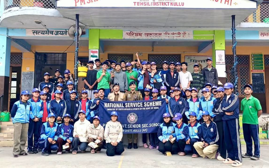 NSS शिविर में कुल्लू पुलिस ने युवाओं को साइबर अपराधों और सड़क सुरक्षा के प्रति किया जागरूक
