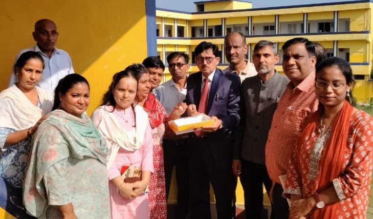 बीएसएम डिग्री कॉलेज को विश्वविद्यालय का दर्जा मिलने पर जताया हर्ष,शिक्षकों ने मिठाई खिलाकर एक दूसरे को दी बधाई 