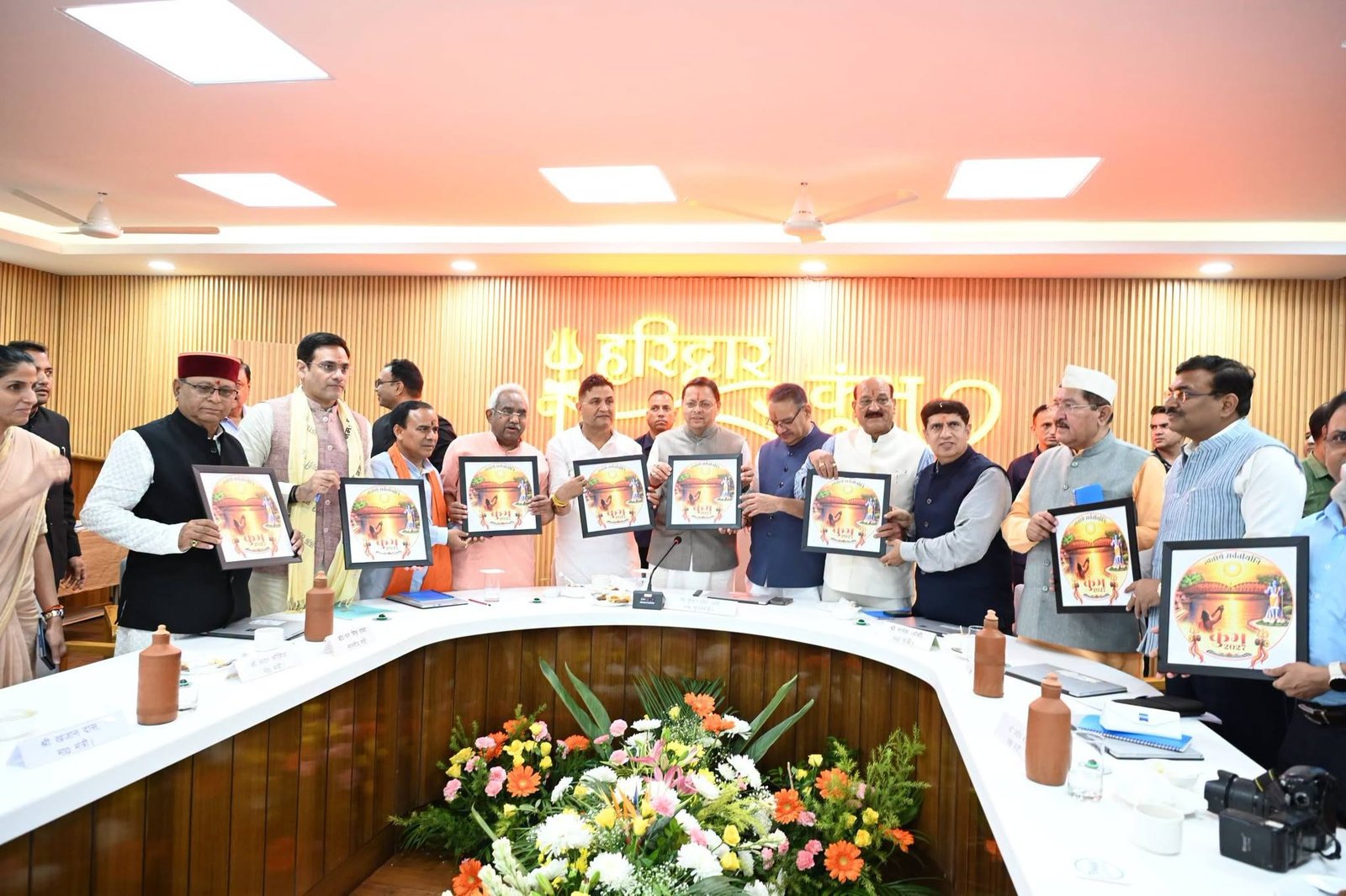 हरिद्वार कुंभ मेला-2027 की धार्मिक, आध्यात्मिक और सांस्कृतिक पहचान को व्यापक स्तर पर प्रस्तुत करने के उद्देश्य से मुख्यमंत्री पुष्कर सिंह धामी ने आज कुंभ के आधिकारिक लोगो, वेबसाइट और गीत का लोकार्पण किया