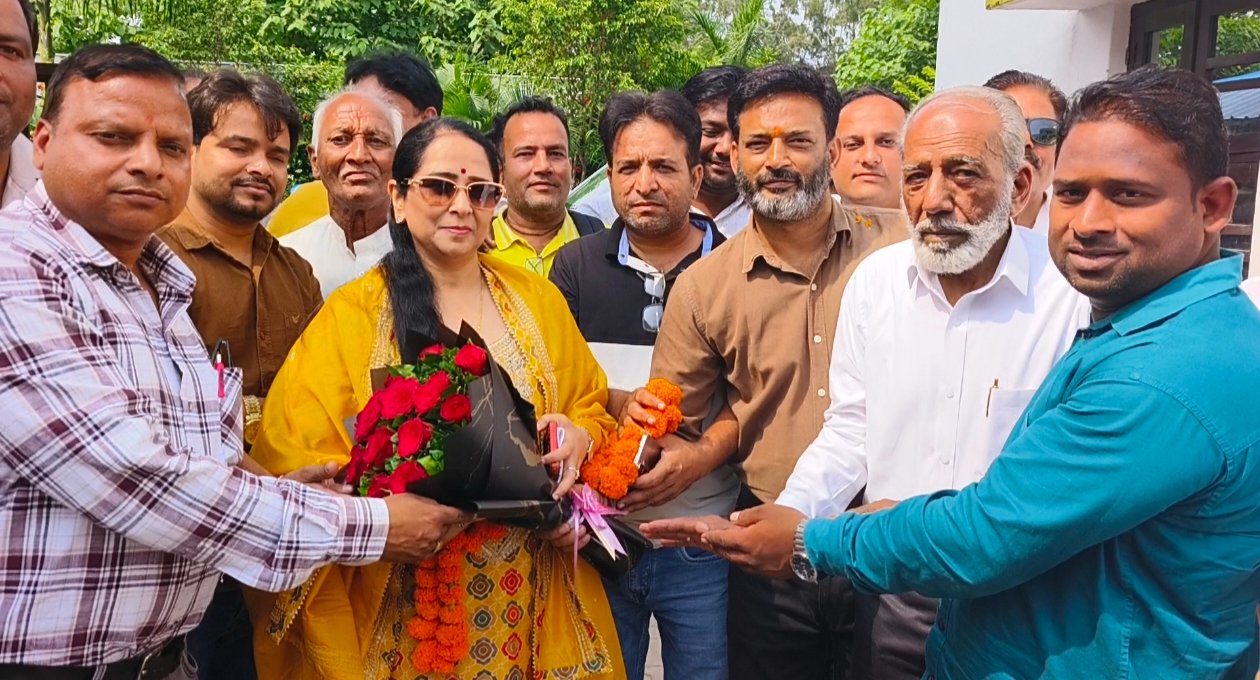 रुड़की विधानसभा से चुनावी मैदान में उतरने को तैयार पत्रकार दीपक शर्मा,ज्वाइनिंग की जन निर्माण पार्टी,पत्रकारों के साथ बैठक के बाद पैदल रोड शो कर पहुंचे सोनिया शर्मा के कैंप कार्यालय