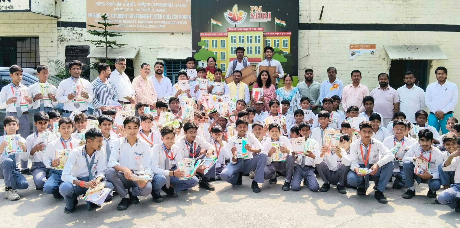 पूर्व मेयर गौरव गोयल ने राजकीय इंटर कॉलेज में विद्यार्थियों को बांटी पाठ्य सामग्री,कहा छात्र भारत का भविष्य