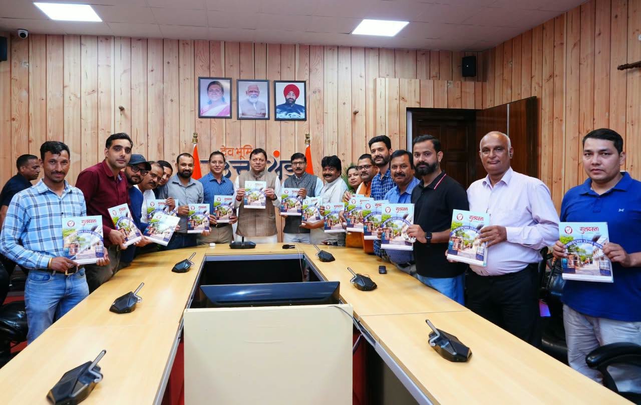 मुख्यमंत्री पुष्कर सिंह धामी ने उत्तराखण्ड प्रेस क्लब की स्मारिका ‘गुलदस्ता’ का विमोचन किया
