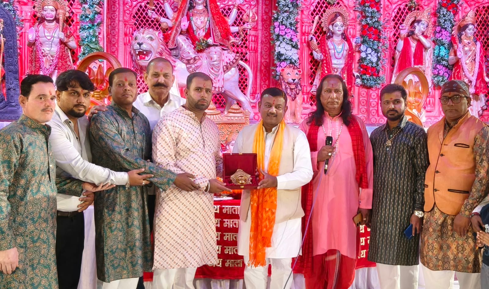 लालकुर्ती में मां दुर्गा के भव्य जागरण में पहुंचकर पूर्व मेयर गौरव गोयल ने पूजा-अर्चना कर लिया आशीर्वाद,की सुख व समृद्धि की कामना