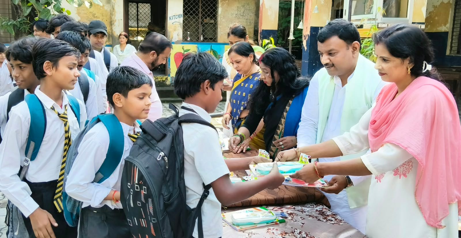 पूर्व मेयर गौरव गोयल ने लालकुर्ती स्थित विद्यालय में बांटी पाठ्य सामग्री,कहा शिक्षा ही उज्जवल भविष्य की गारंटी