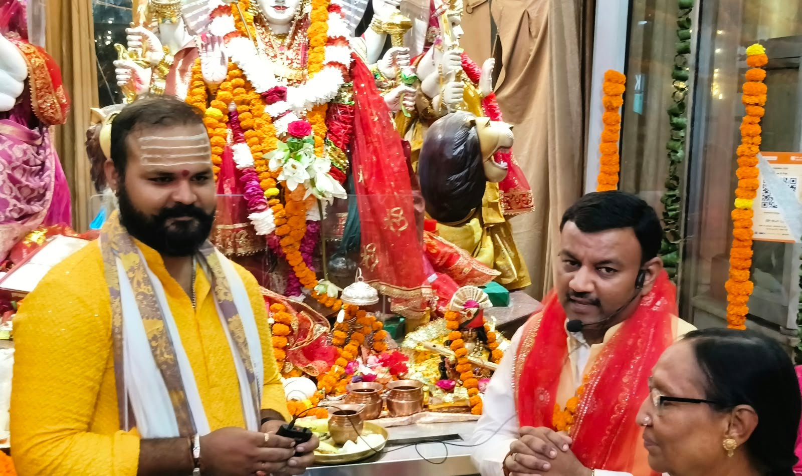 नवरात्रि के पावन अवसर पर मां दुर्गा में हुआ भव्य पूजन,पूर्व मेयर गौरव गोयल ने लिया मां का आशीर्वाद