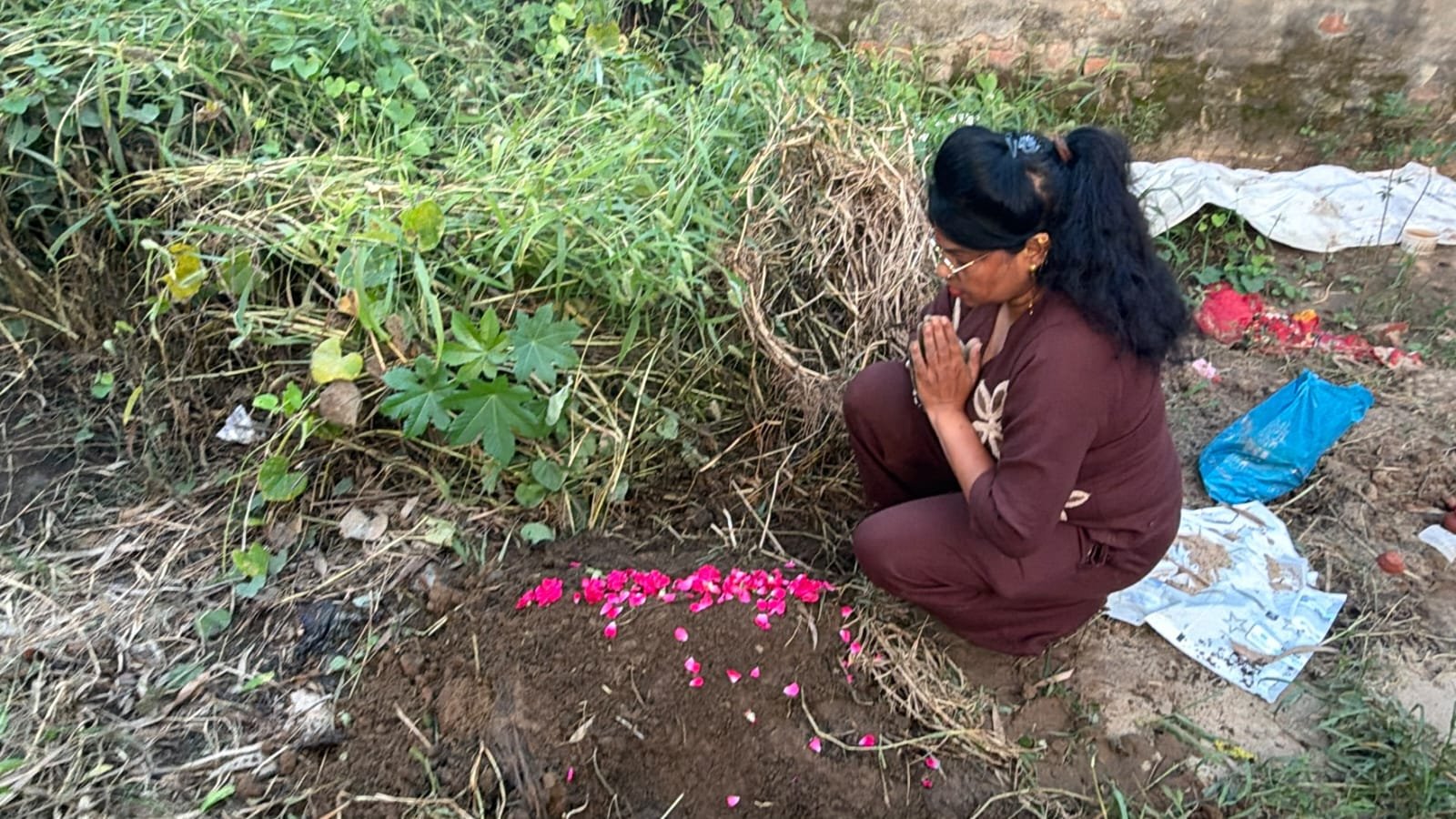 क्रांतिकारी शालू सैनी एक बार फिर बनी इंसानियत की मिसाल जिस समाज ने बेटी को कूड़ा समझकर फेंका उसी समाज की बेटी क्रांतिकारी शालू सैनी ने अपने हाथों से दी सम्मानजक अंतिम बिदाई