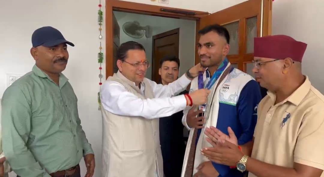 एशियन गेम्स में कांस्य पदक विजेता कपिल पोखरिया से मिले सीएम धामी