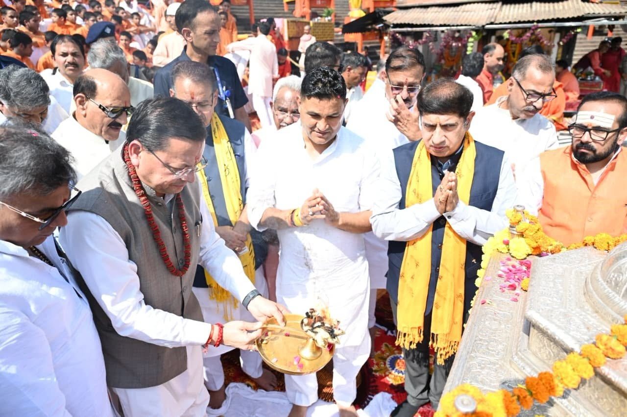 मुख्यमंत्री पुष्कर सिंह धामी ने आज प्रधानमंत्री नरेन्द्र मोदी के सरकार प्रमुख के रूप में 25 वर्षों की सार्वजनिक सेवा पूर्ण होने के उपलक्ष्य में हरिद्वार स्थित हरकी पैड़ी पर मंत्रिमंडल के सहयोगियों के साथ माँ गंगा की विधि-विधान से पूजा-अर्चना एवं आरती की