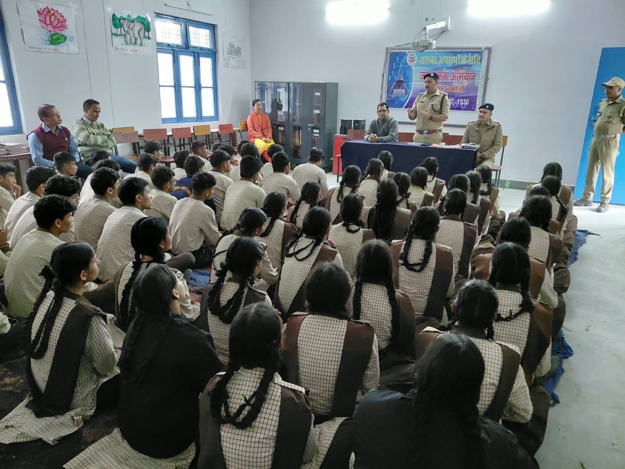 साइबर ठगों से सतर्कता और नशे से दूरी का संदेश लेकर मैदान में उतरी चमोली पुलिस