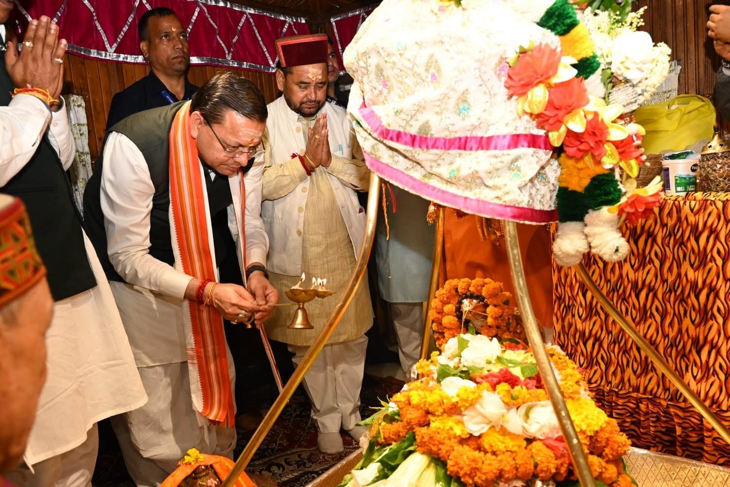 प्रधानमंत्री मोदी के 25 वर्ष के सार्वजनिक जीवन पर सीएम धामी ने बाबा विश्वनाथ से की प्रार्थना