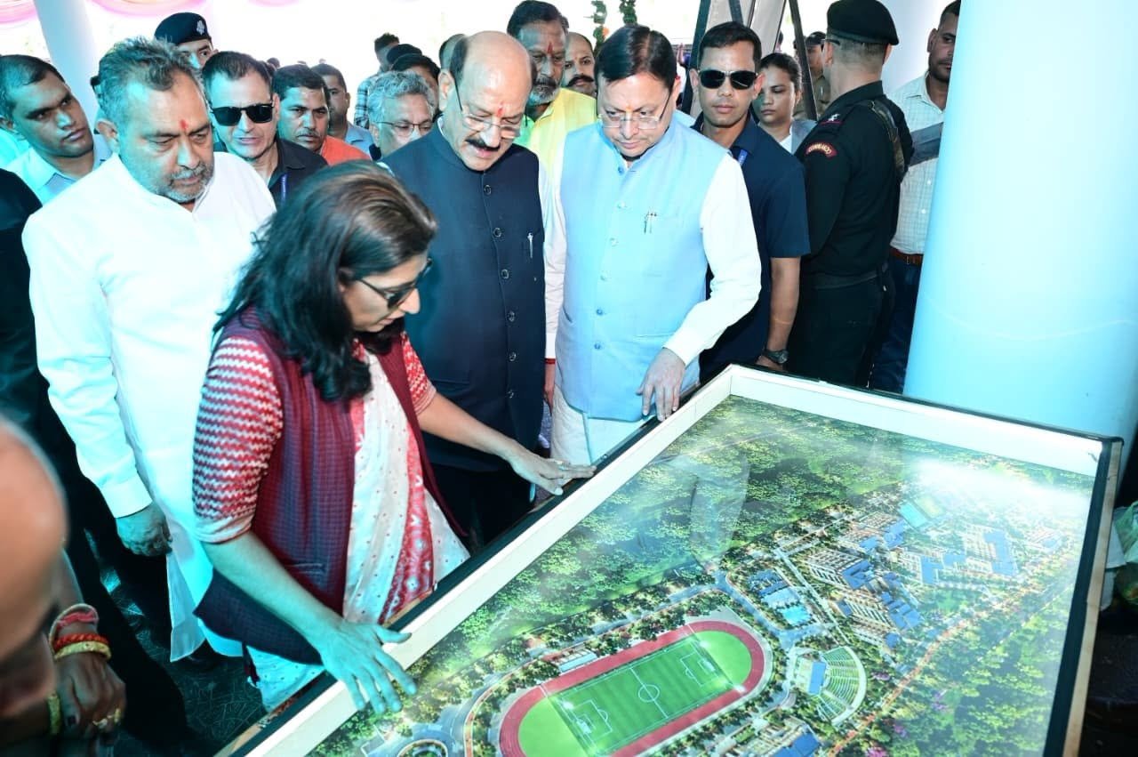 मुख्यमंत्री पुष्कर सिंह धामी ने सेलाकुई, देहरादून स्थित हेमवती नंदन बहुगुणा उत्तराखण्ड चिकित्सा शिक्षा विश्वविद्यालय परिसर में आयोजित कार्यक्रम में ₹20.55 करोड़ की पांच योजनाओं का शिलान्यास एवं लोकार्पण किया