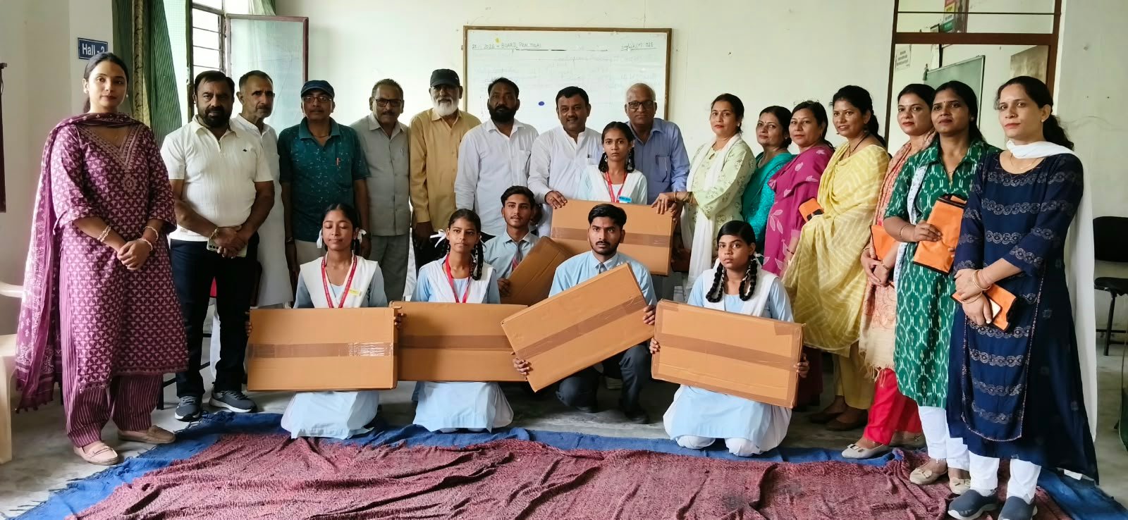 पूर्व मेयर गौरव गोयल ने जैन इंटर कॉलेज शेरपुर में बांटी बच्चों को सामग्री,मेधावी छात्र-छात्राओं का किया सम्मान