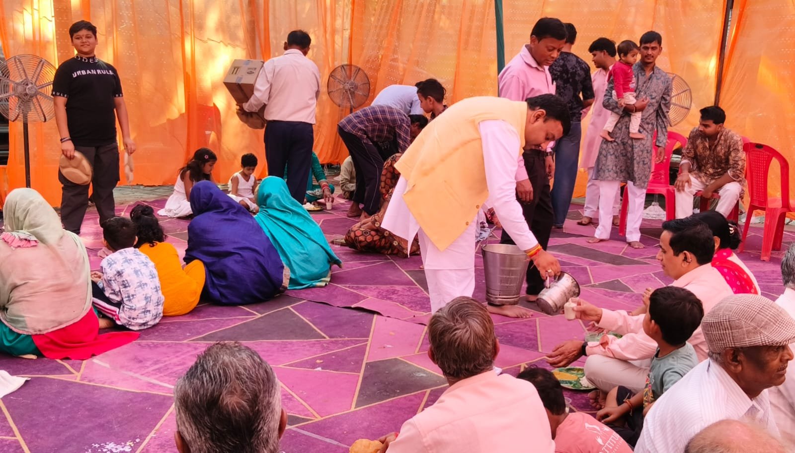 लालकुर्ती स्थित यूनाइटेड परिवार द्वारा अन्नपूर्णा विशाल भंडारे में बड़ी संख्या में भक्तों ने किया प्रसाद ग्रहण,पूर्व मेयर रहे मौजूद
