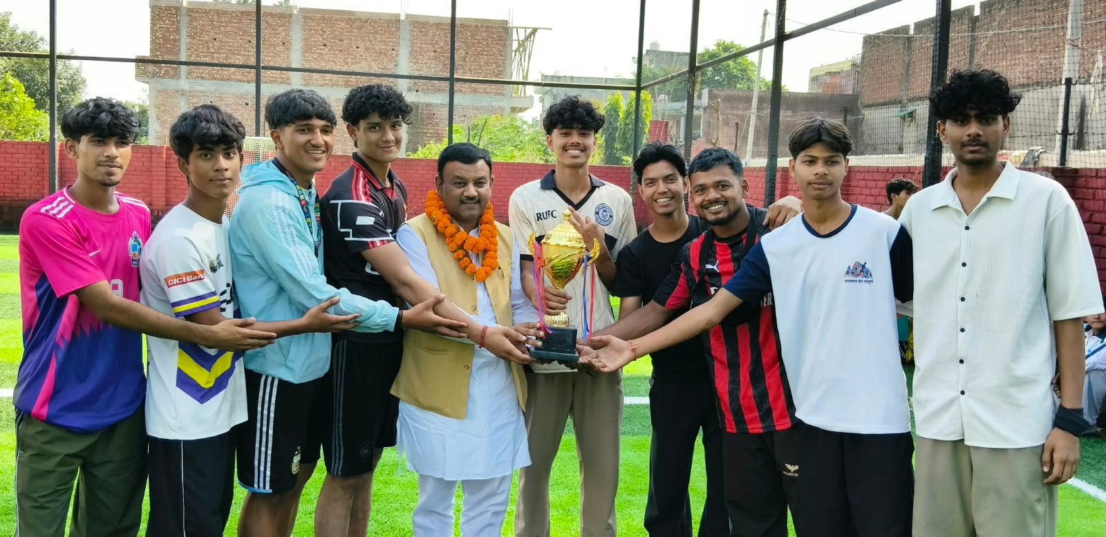 पूर्व मेयर गौरव गोयल ने फुटबॉल मैच में विजय टीम को किया सम्मानित,कहा यह खेल आज के युवाओं की पहली पसंद