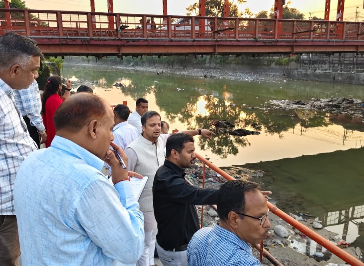 सोलानी नदी के घाटों की सुरक्षा को लेकर प्रशासन की त्वरित पहल,सुबह ज्ञापन के बाद शाम को संयुक्त मजिस्ट्रेट ने अधिकारियों संग किया स्थलीय निरीक्षण,घाटों पर सुरक्षा चेन,रेलिंग,सफाई,सौंदर्यीकरण,लाउडस्पीकर एवं चेतावनी संकेतक लगाने के निर्देश