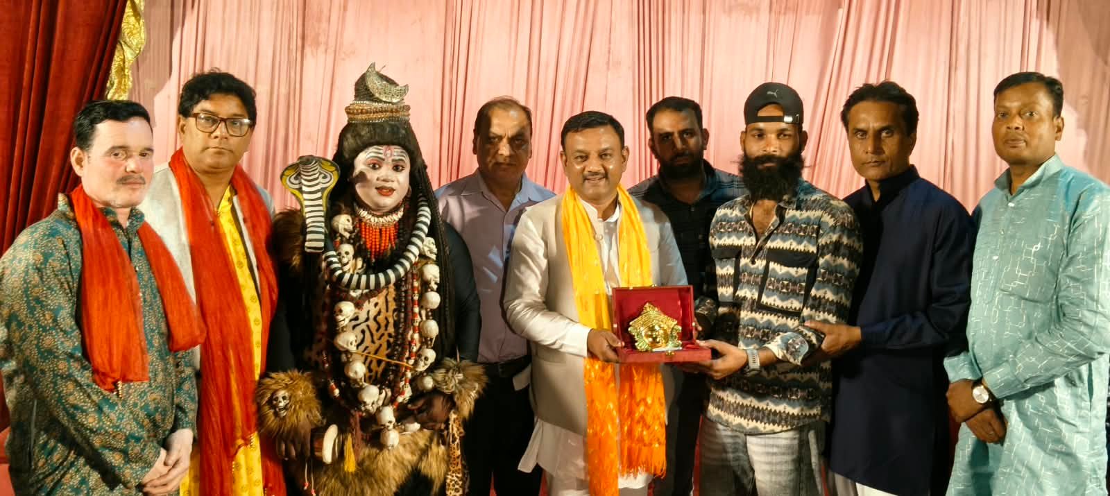 लालकुर्ती में यूनाइटेड परिवार द्वारा 23-वें वार्षिकोत्सव पर निकाली गई माता रानी की विशाल शोभायात्रा,भक्तों ने पुष्प वर्षा कर किया स्वागत