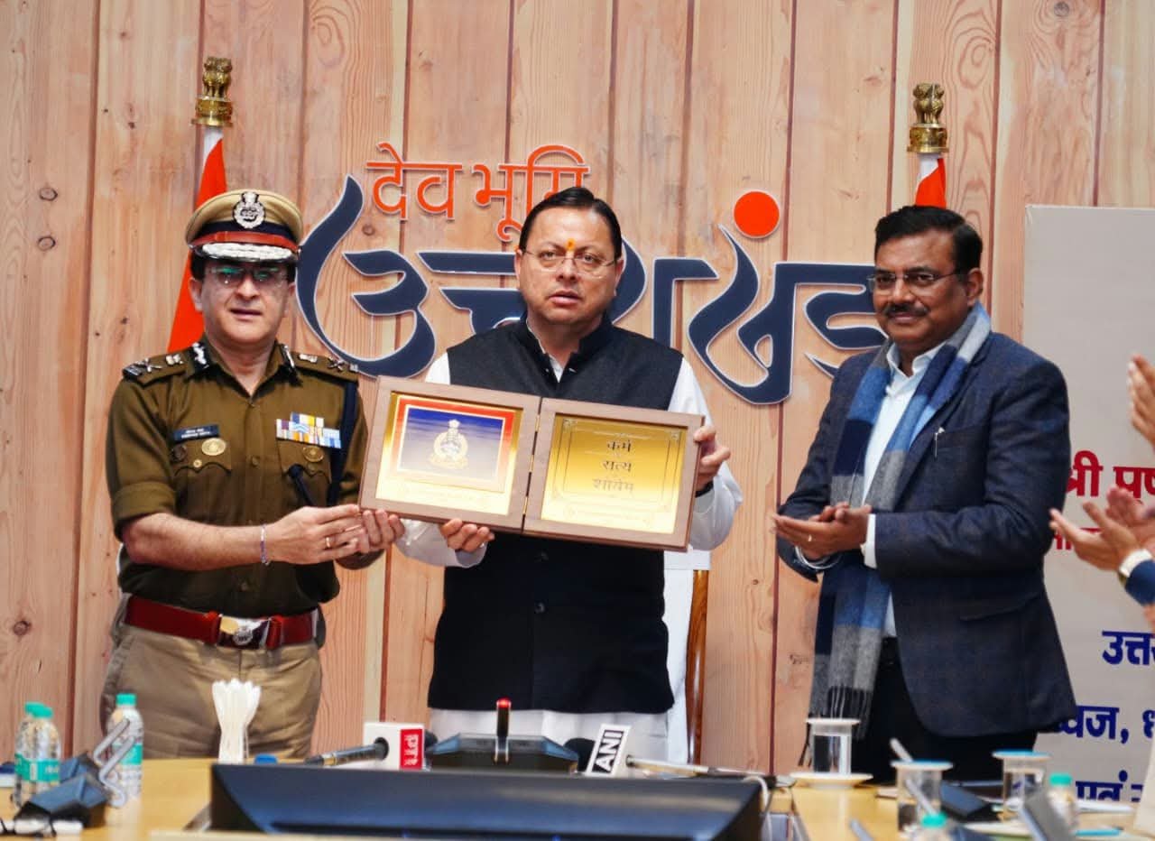 उत्तराखण्ड पुलिस को मिली नई पहचान, धामी ने किया नए ध्वज और सेरेमोनियल वर्दी का अनावरण